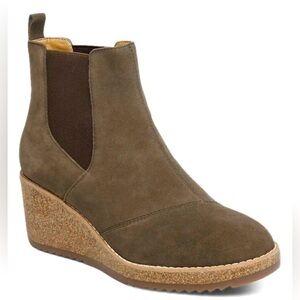 NEW IN BOX Aetrex Dawn Dark Olive Suede Wedge Boots